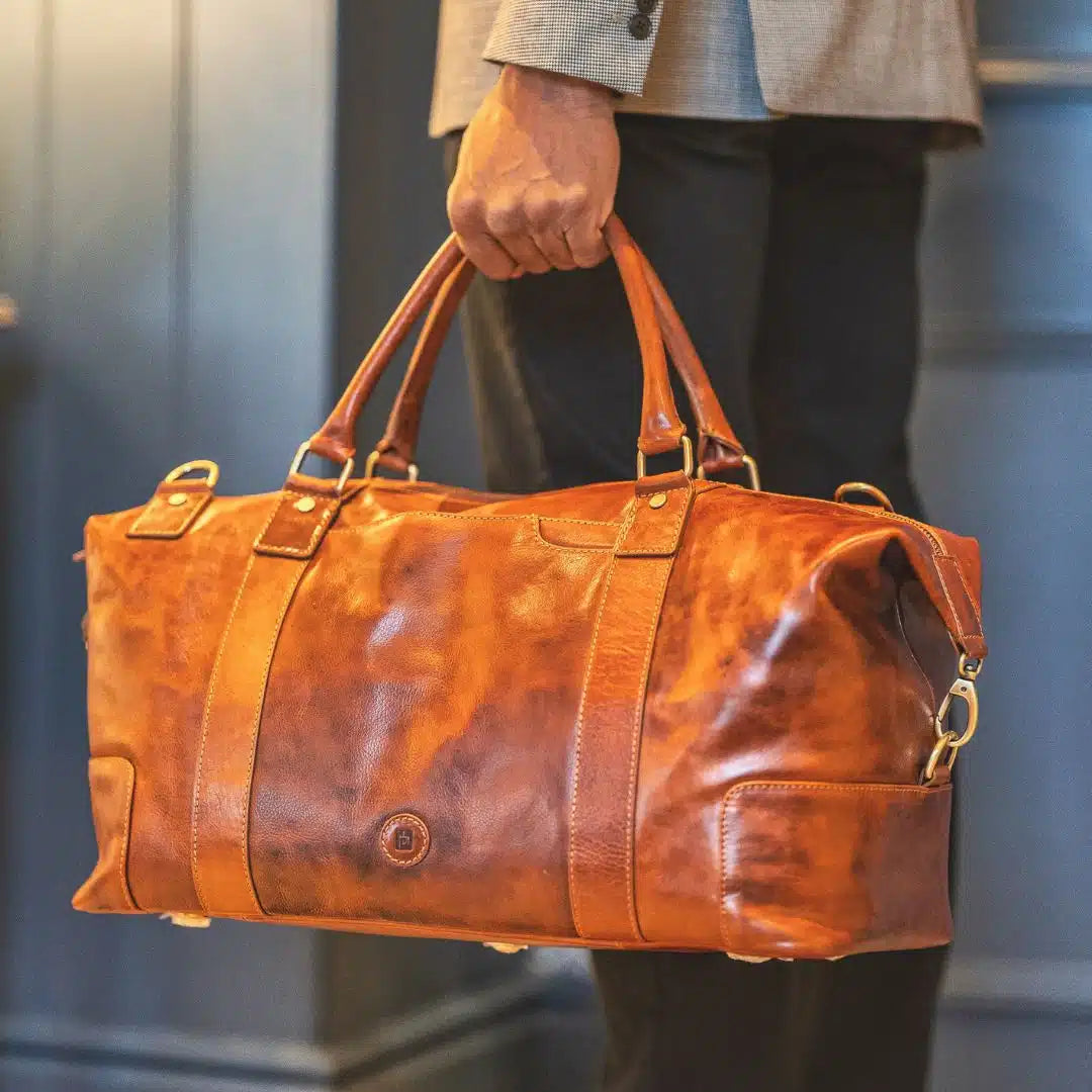 How to Choose a Quality Leather Travel Holdall for Carry-On Travel: A Gentleman’s Guide